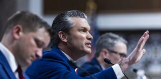 Сенатор продемонстрував Хегсету графік скорочення допомоги США Україні, керівник Пентагону: Саме цього ми і прагнемо