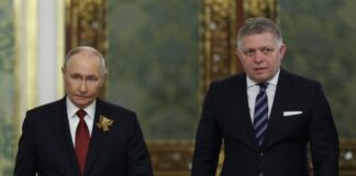 Фіцо зустрівся з Путіним, але на парад не пішов; у Кремлі стверджують, що послання Зеленського не передавав