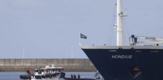 Пасажири круїзного лайнера, на якому виявили хантавірус, почали висадку на Канарах