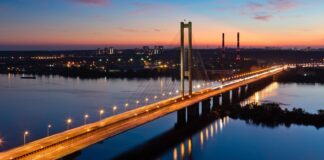 Росія атакувала мости через Дніпро в Києві, рух обмежено південний міст київ